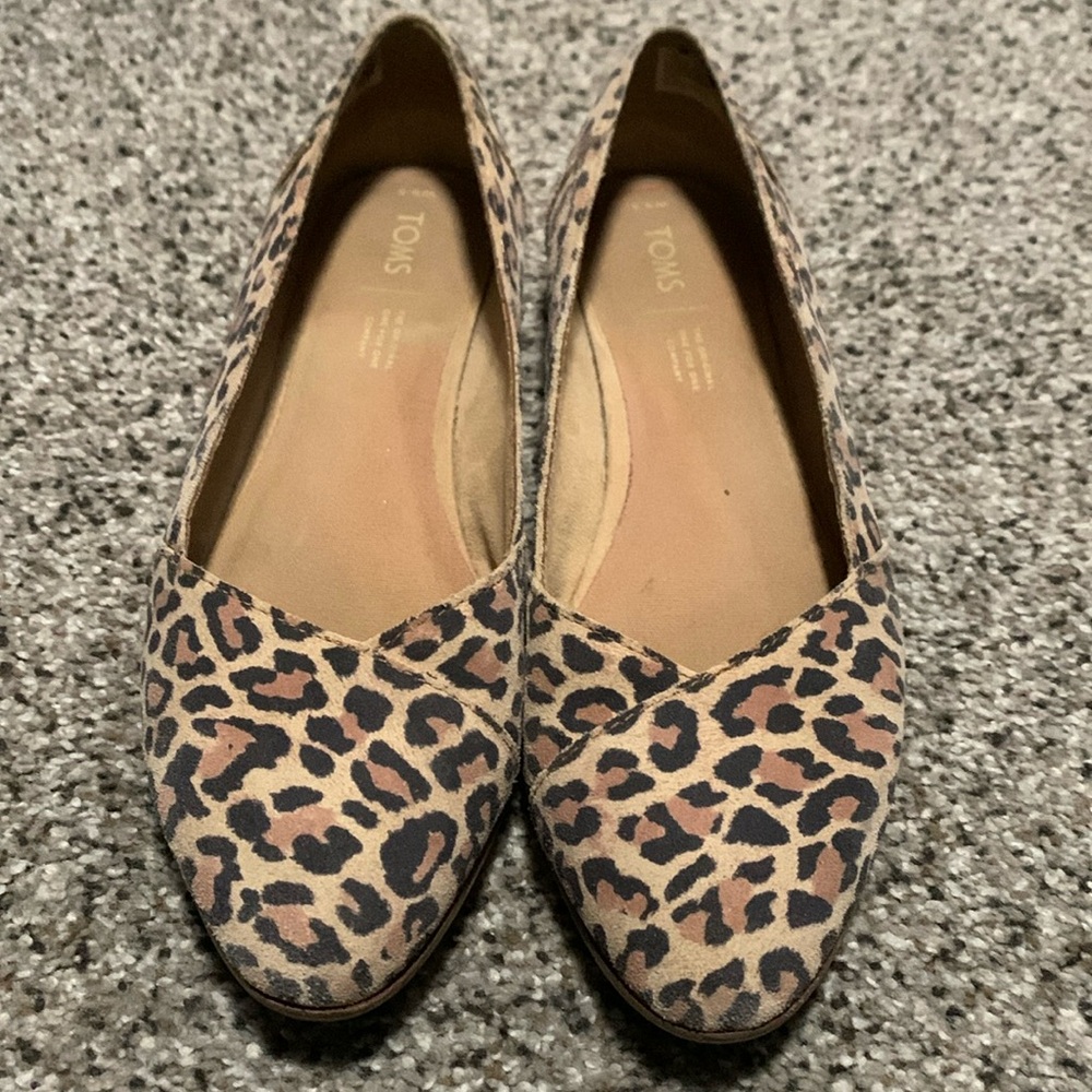 TOMs 9.5 soft suede cheetah leopard print slip ons